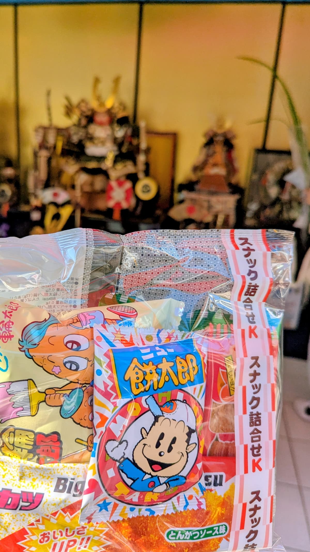 こどもの日の上原駅前会館、菖蒲とお菓子を手に子どもたちが記念撮影